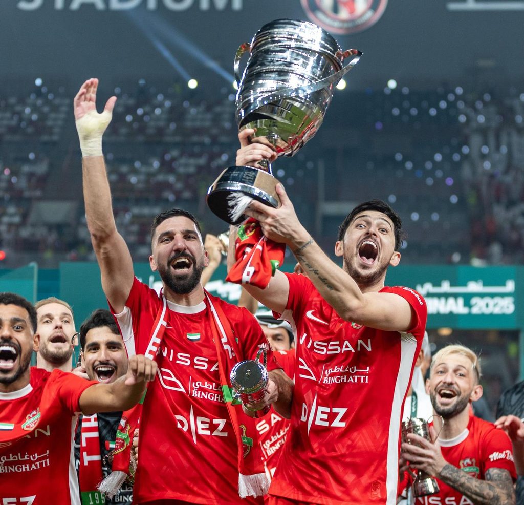 شباب الأهلي يحتفل بلقب كأس رئيس الدولة 2024-25